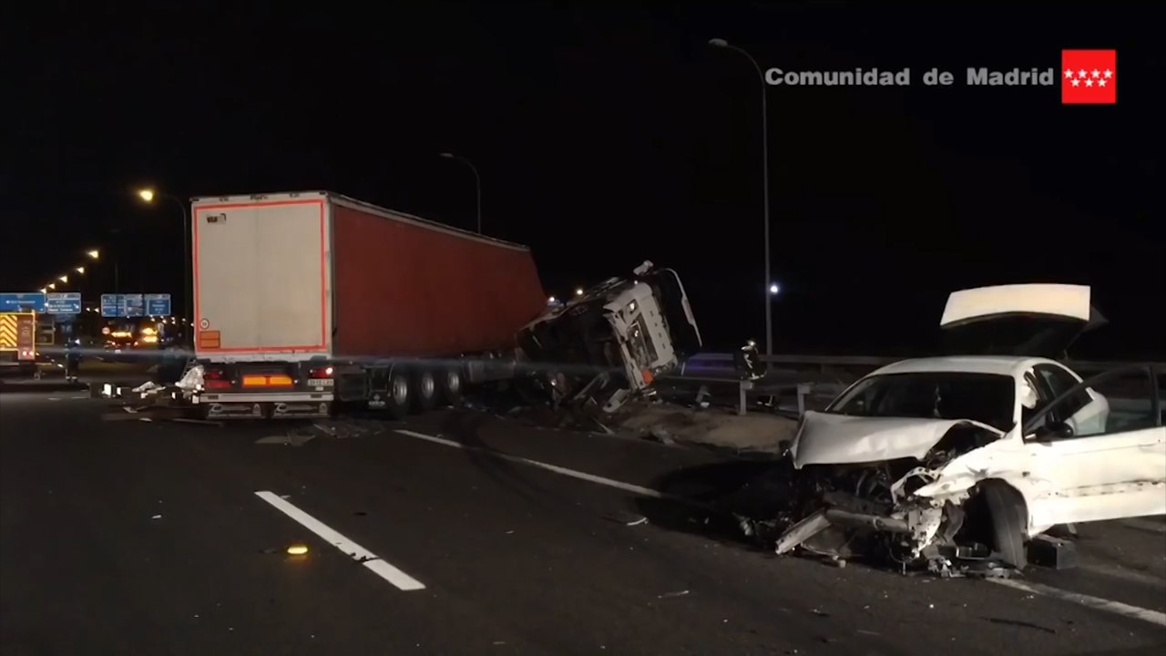 Cuatro heridos al colisionar un trailer y un coche