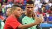 Un ramasseur de balle s'incruste sur la photo du Portugal et pose avec Ronaldo