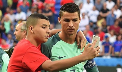 Un ramasseur de balle s'incruste sur la photo du Portugal et pose avec Ronaldo