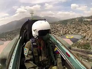 Militar se grabó pilotando un Sukhoi de aquellos que importó Maduro