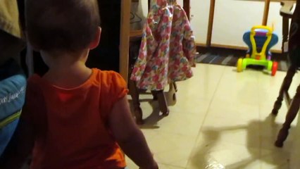 Maman filme son bébé qui parle au chat, mais à 0:10, la réaction du chat est hilarante!
