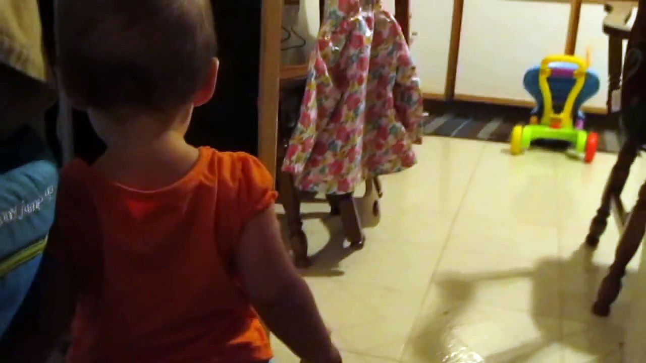 Maman filme son bébé qui parle au chat, mais à 0:10, la réaction du chat est hilarante!