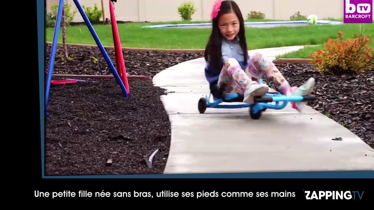 Une petite fille née sans bras, utilise ses pieds comme ses mains (Vidéo)