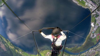 Accident pendant un show de deltaplane acrobatique (POV)