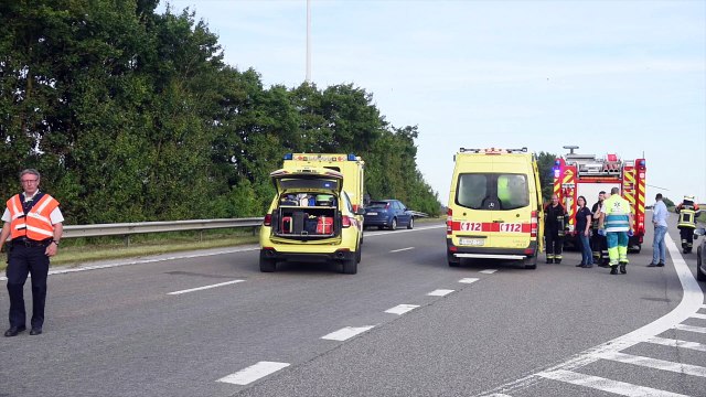 Accident sur la E411 à Achêne. Un véhicule familial seul en cause. On dénombre 5 blessés, dont deux graves.
