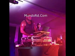 Shaq ex jugador de la NBA haciendo de Dj en esta fiesta