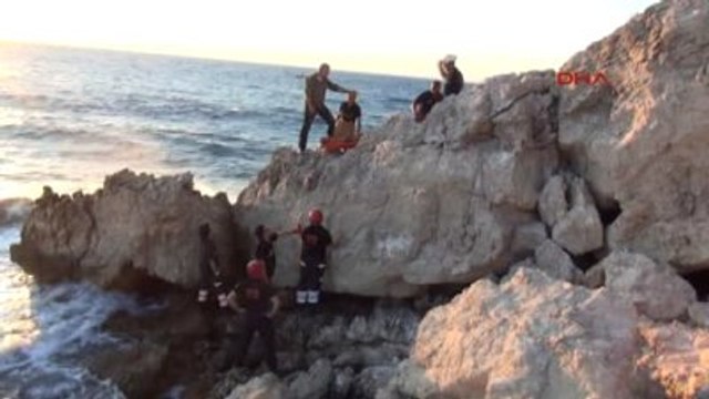 Dikili'de Alabora Olan Teknedeki 5 Kişiden 1'i Boğularak Öldü