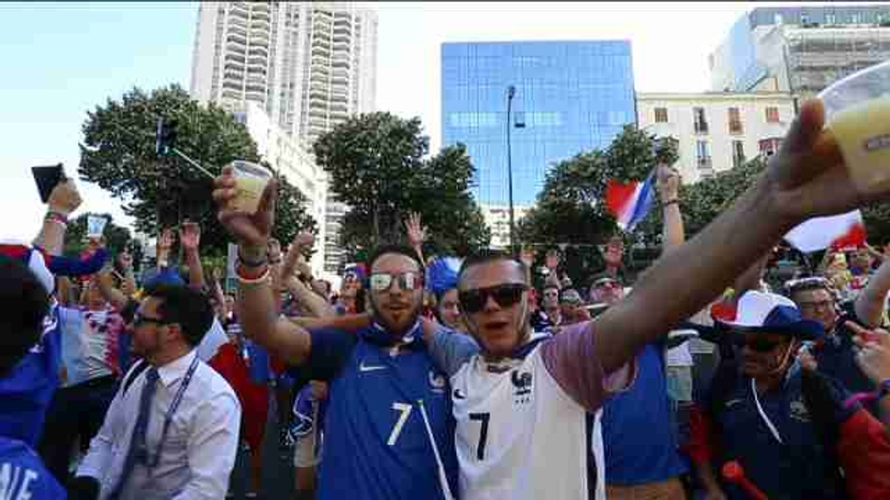 Aficionados alemanes y franceses disfrutan de la semifinal de la Eurocopa en Marsella