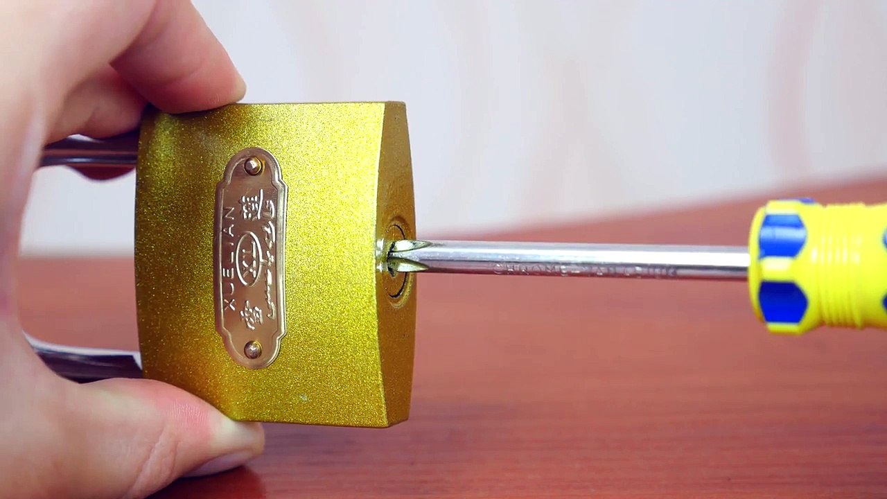 Privește cât de UȘOR se poate DESCHIDE un LACĂT. Dacă ți-ai pierdut cheia  sau ai uitat-o, aceasta este SOLUȚIA! - video Dailymotion