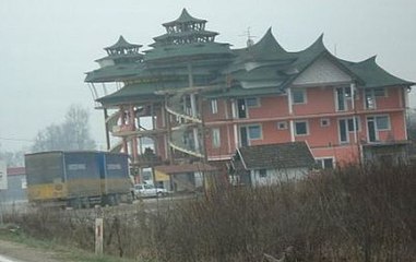 GORE OD OVOGA NE MOZE! Ovo su najruznije i najludje kuce na Balkanu