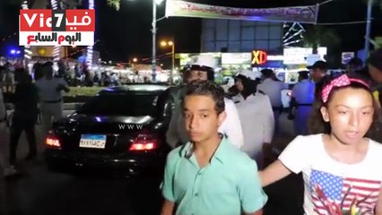 بالفيديو..نشر شرطيات لأول مرة بمطروح وتوزيعهن الحلوى على المارة بالشوارع