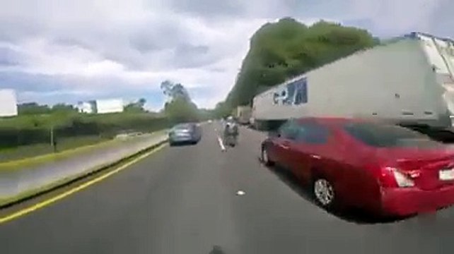 Une femme tire le frein à main pour empêcher son copain de faire la course et provoque un drame !