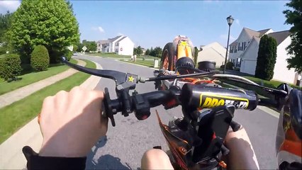 Un motard tente une roue arrière pour impressionner une jolie fille !