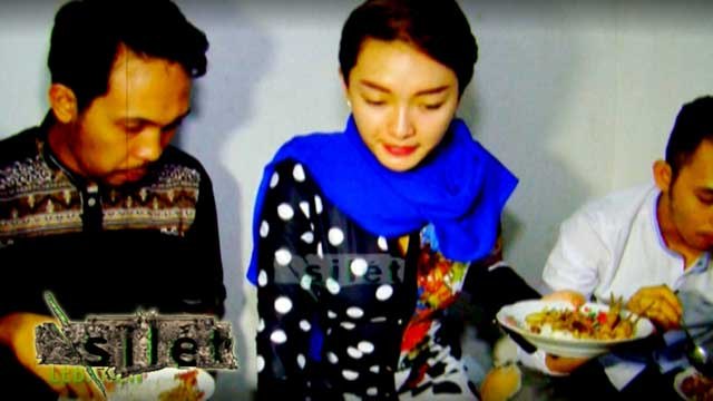 Lebaran ke Keluarga Besar, Zaskia Gotik Ditemani Kekasih - Silet 08 Juli 2016