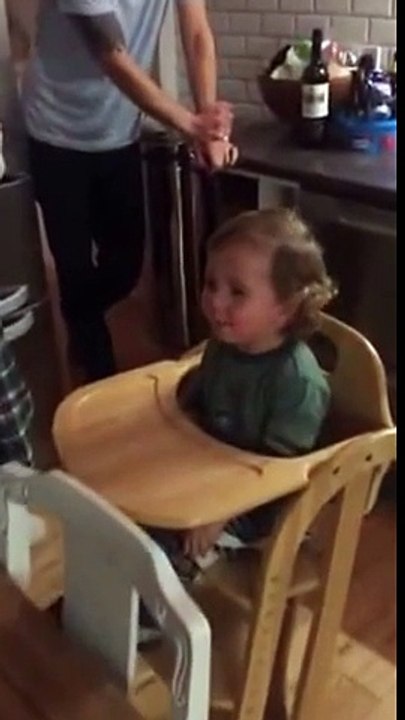 Ce gamin répète l'insulte "bollocks" et fait rire ses parents...