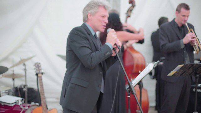 Grosse surprise quand Bon Jovi vient chanter à ton mariage