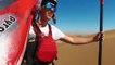 Il fait du Kayak dans les dunes en Namibie