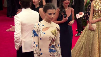 La desnuda Emily Ratajkowski argumenta que no debería existir solo un 'cuerpo ideal'