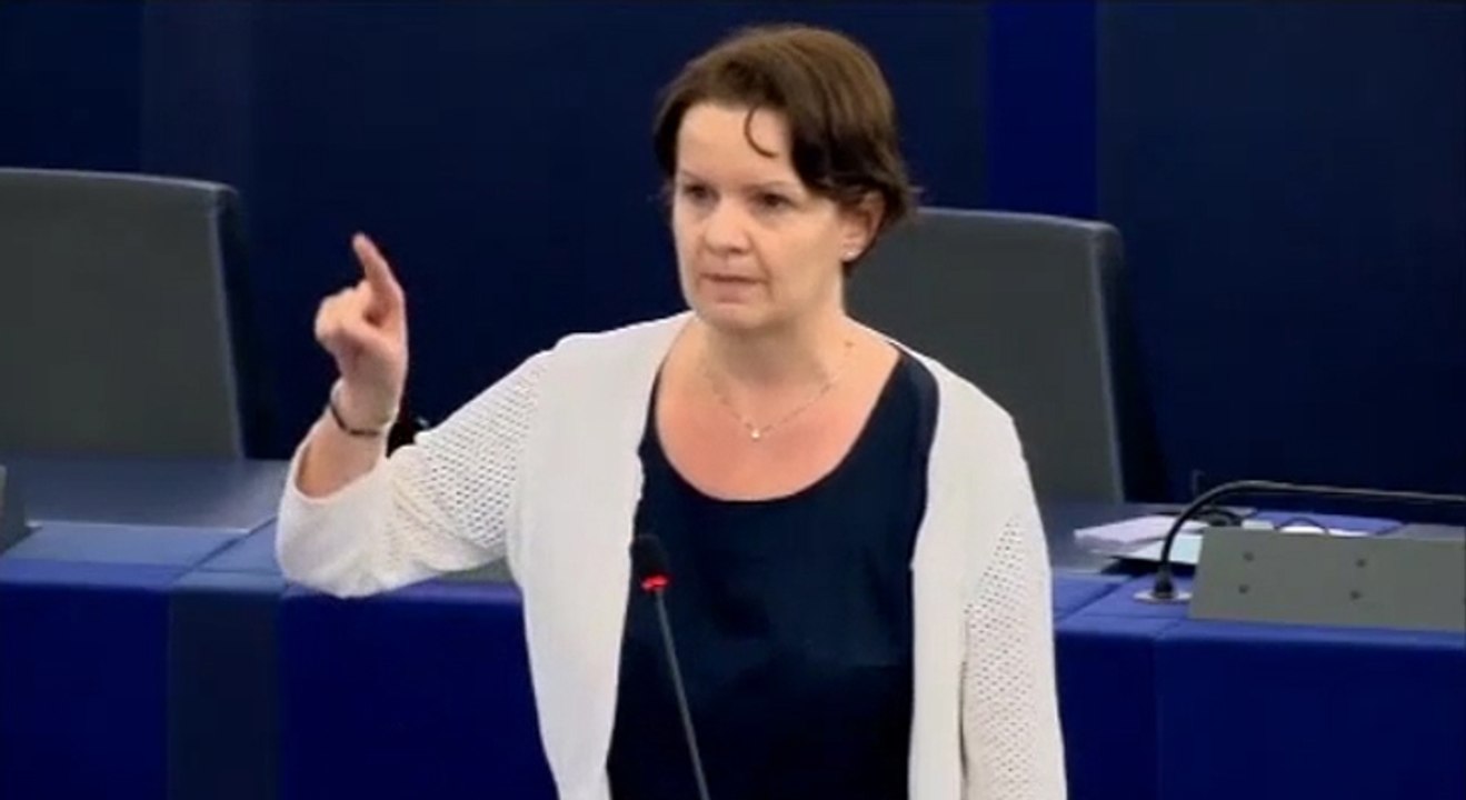 “In Europa ci sono 22 MILIONI di DISOCCUPATI e 122 MILIONI di POVERI e voi volete dare lavoro a tutti i profughi? Siete dei FOLLI!"