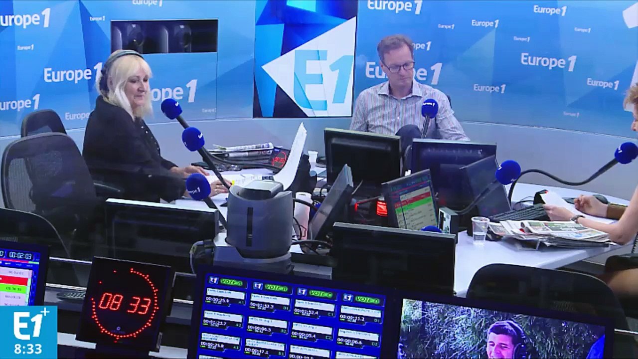 Les journaux en bleu, blanc, rouge pour célébrer la victoire