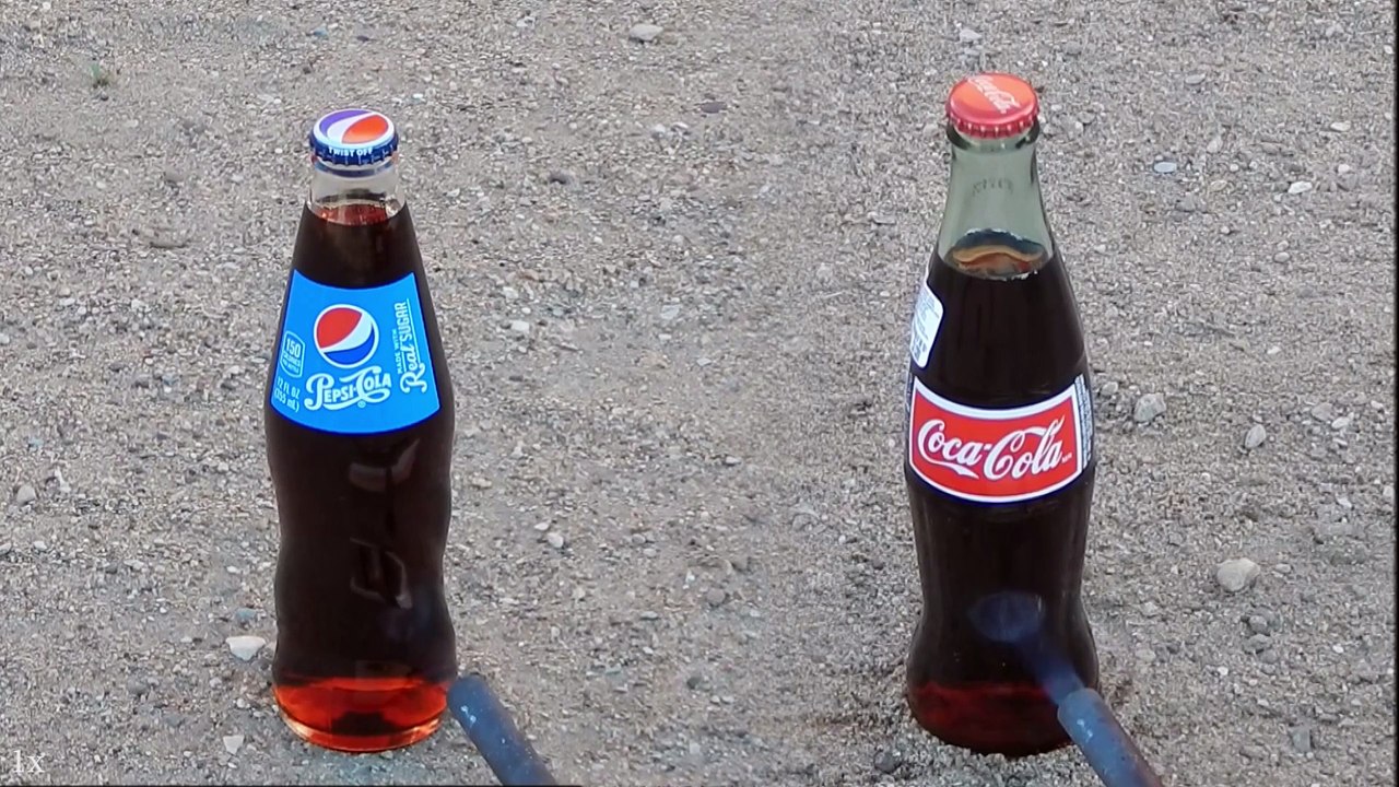 Feu contre bouteilles de pepsi et coca.. qui explose ?