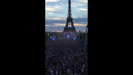 French Fans Celebrate Griezmann Goal In Front Of Eiffel Tower!
