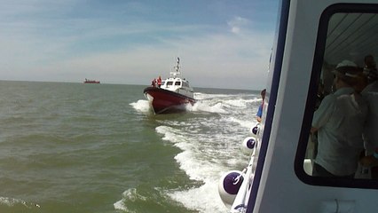 Le pilote du Havre saute à bord  de la croisière France Bleu Normandie