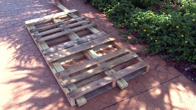 Un uomo vi mostra come costruire un dondolo da giardino usando due pallet di legno