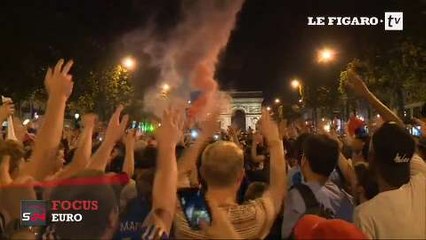 Scènes de liesse sur les Champs Elysées pour fêter les Bleus