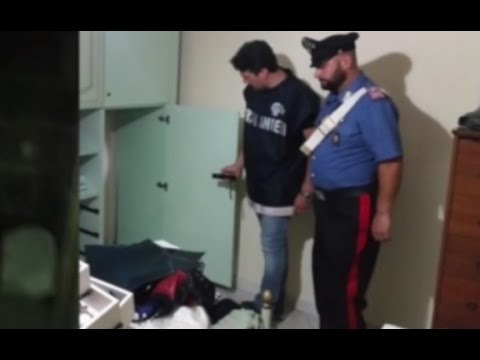 Boscotrecase (NA) - Catturato latitante di camorra, si nascondeva in una nicchia (07.07.16)