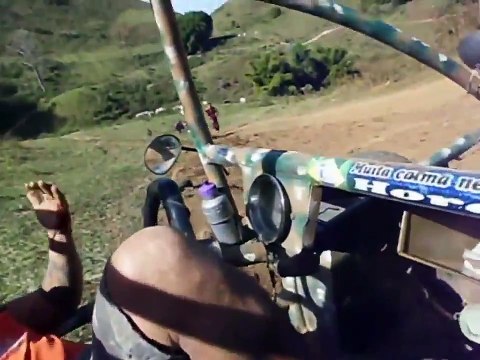 Un buggy dévale une colline en faisant plusieurs tonneaux !