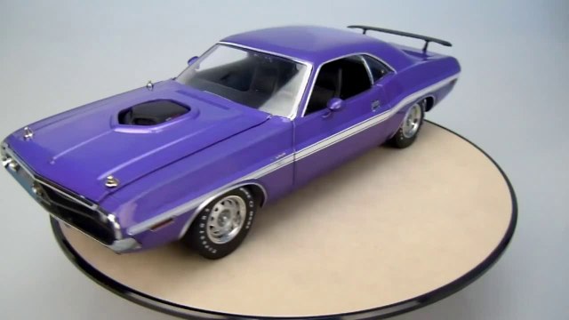 DODGE CHALLENGER HEMI SHAKER R-T 1970 PLUM CRAZY PURPLE Greenlight 1/18