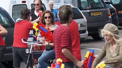 Quand l'été arrive à Amsterdam : Bataille de pistolet à eau dans les rues