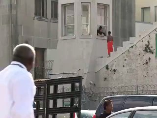 Un prisonnier s'échappe juste pour aller fumer une cigarette !!
