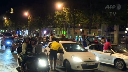 Euro 2016: Les supporters se rassemblent sur les Champs-Elysées