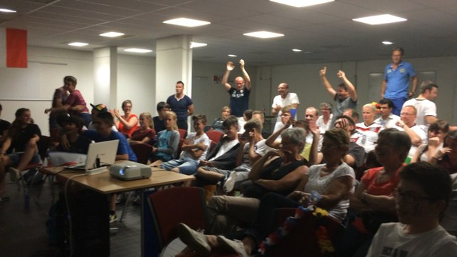 Les supporters Allemands bons joueurs lors du match Allemagne - France