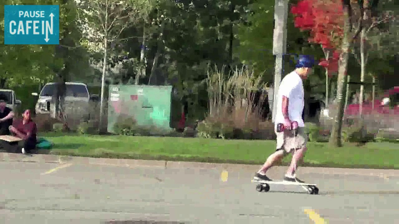 Tony Ward invente un skateboard électrique alimenté par une perceuse sans fil