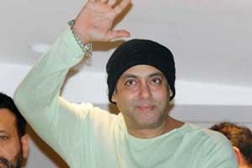 Salman Khan graciously gives an appearance to fans on Eid