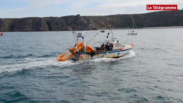 Erquy (22). Démonstration en mer de ramassage de déchets