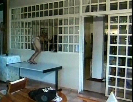 Mugger fail: Mugger gets owned by female MMA fighter in Brazil - TomoNews