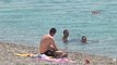 Antalya'da Sıcak Hava ile Birlikte Vatandaşlar Denize Koştu
