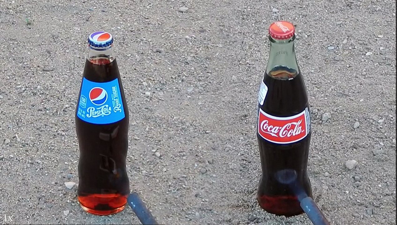 Feu contre bouteilles de Coca-cola et Pepsi. Qui explose?