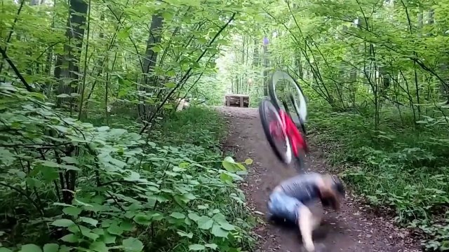 Enorme chute en VTT - Mountain bike ramp jump fail