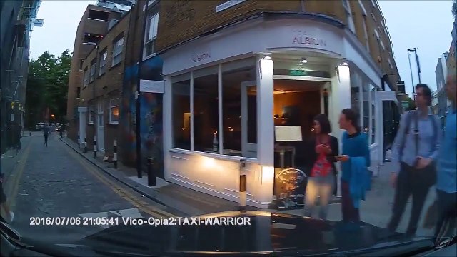 Un voleur de téléphone poursuivit dans les rues de Londres