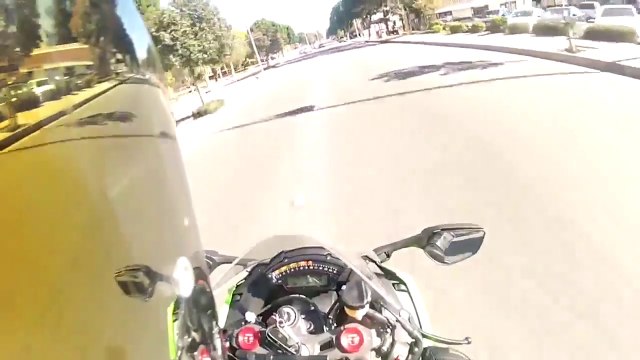 Ce motard se prend une voiture de face à grande vitesse - Accident terrible