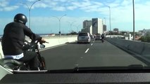 Après être entré en collision avec une voiture, ce motard chute d’un pont de 15 mètres