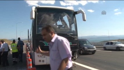 Yolcu Otobüsü Refüje Çarptı: 9 Yaralı