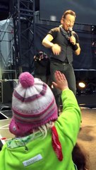 Bruce Springsteen fait monter une fille de 4 ans sur la scène pour chanter avec elle. Trop touchant !