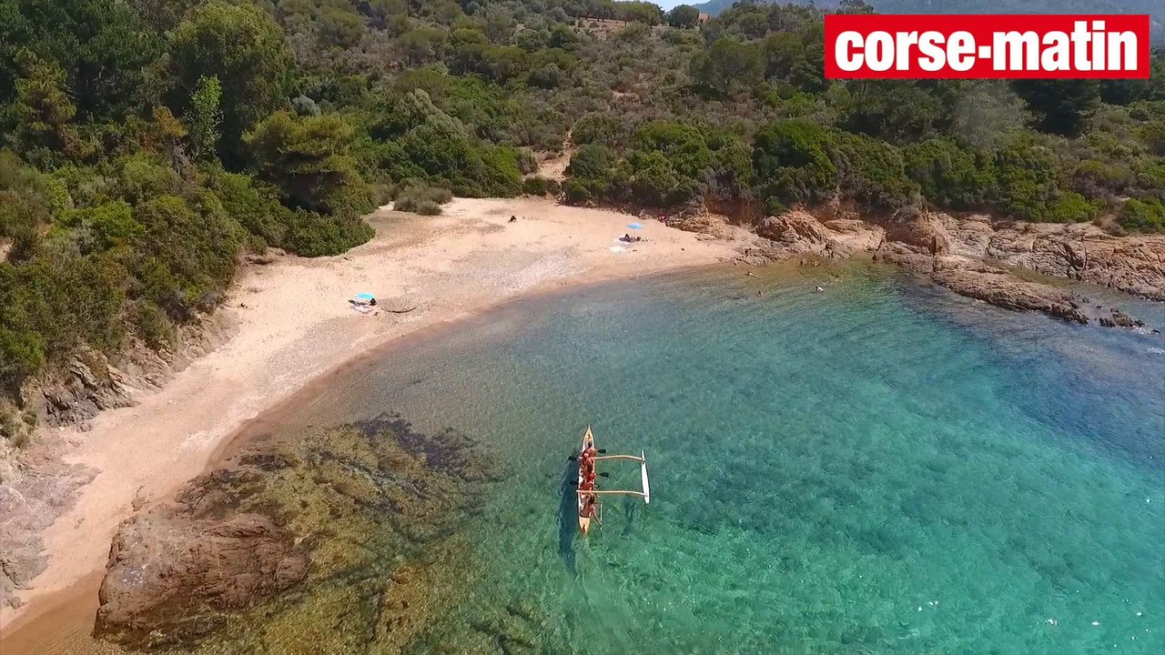 Plages de Corse : eau turquoise, surf et pirogue hawaïenne à Capo di Feno