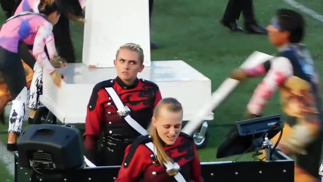 Cette musicienne de fanfare est possédée! Démoniaque